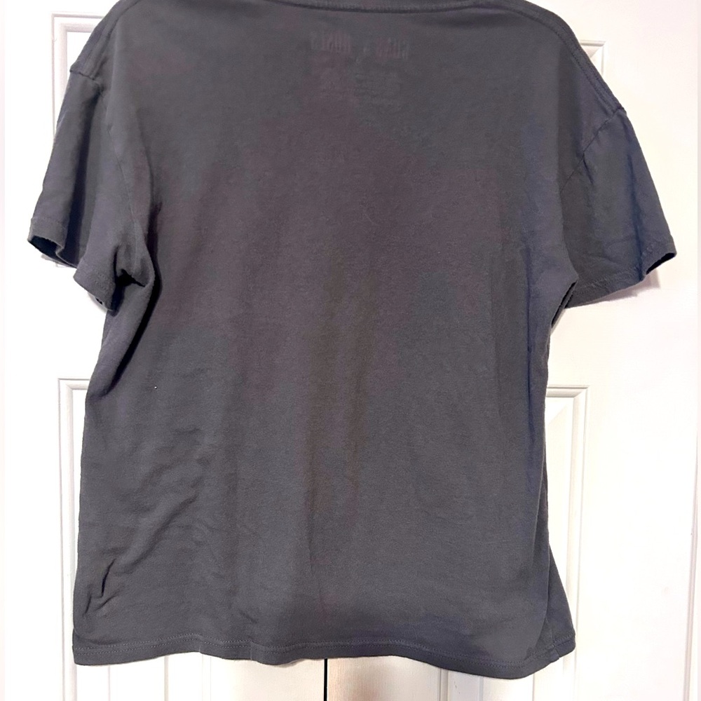 SALE NWOT Guns N’ Roses 🌹 Band T shirt - Picture 2 of 3